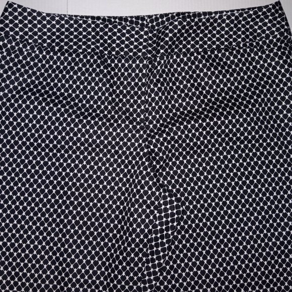 WORTHINGTON WOMAN MODERN FIT COTTON BLEND CAPRI PANTS - Picture 2 of 15